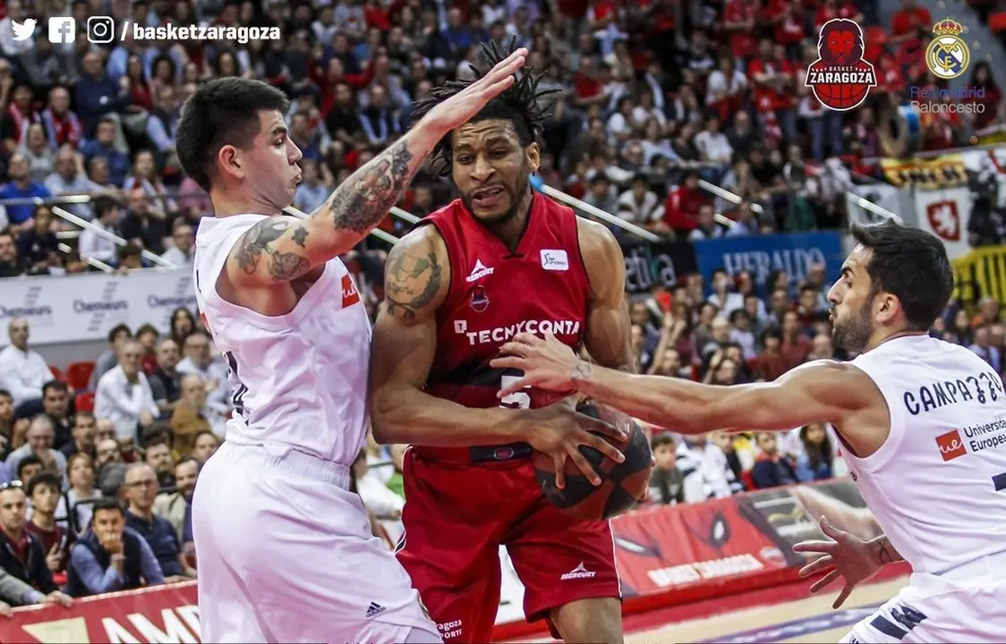 Stan Okoye protege el bal&oacute;n ante Deck y Campazzo. Foto: Basket Zaragoza/ACB
