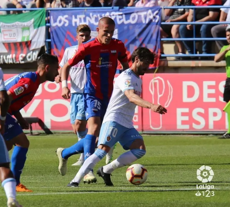 Ros conduce el bal&oacute;n ante el Extremadura. Foto: Liga123