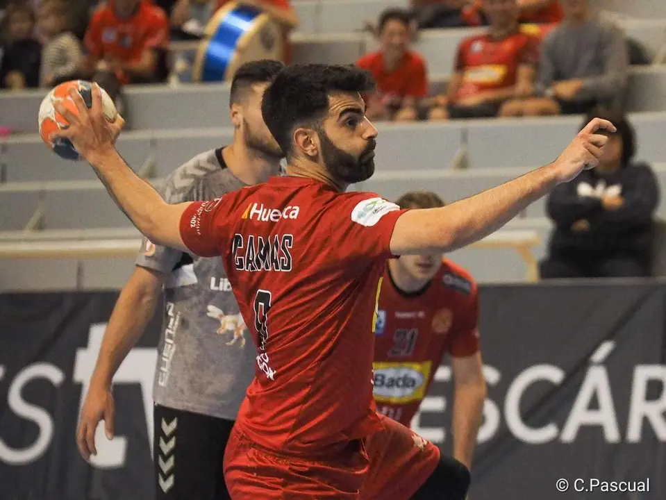 Quique Camas (7 goles) realiza un lanzamiento desde los siete metros contra Cuenca. Foto: C.Pascual