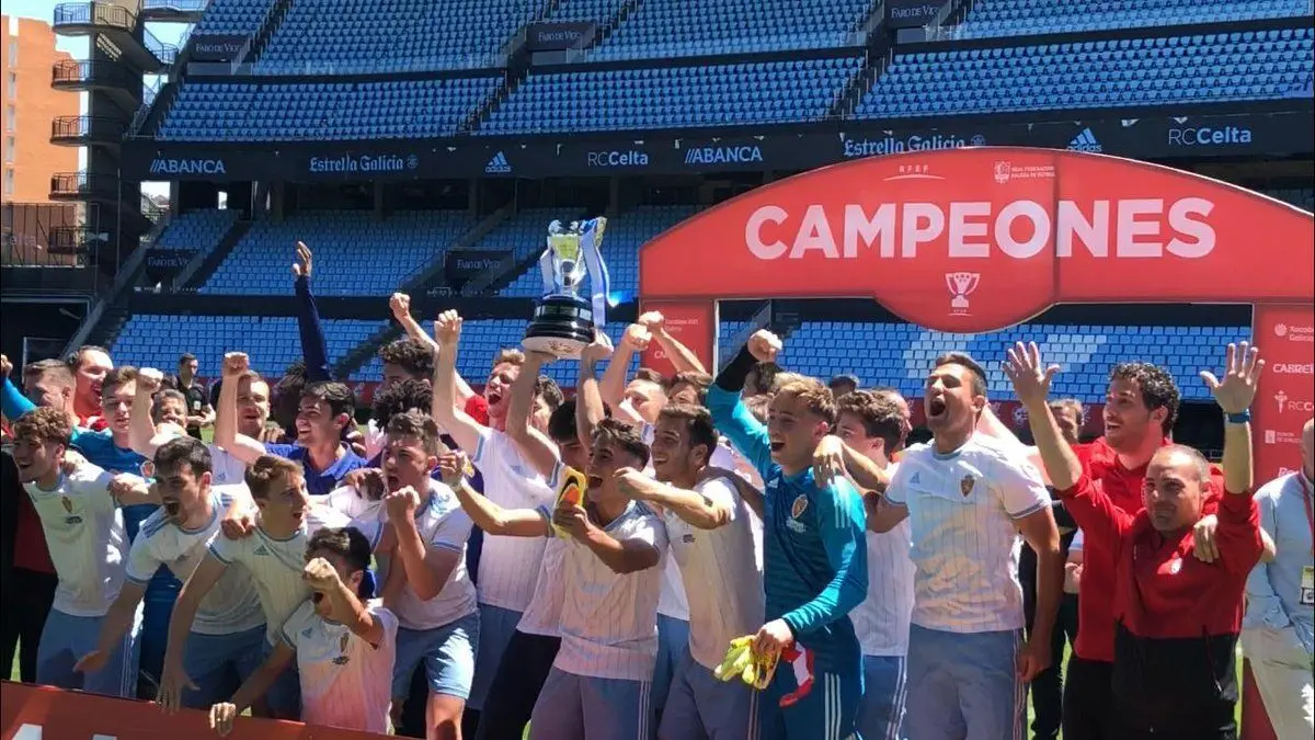 El Real Zaragoza Juvenil celebra su t&iacute;tulo. Foto: Real Zaragoza