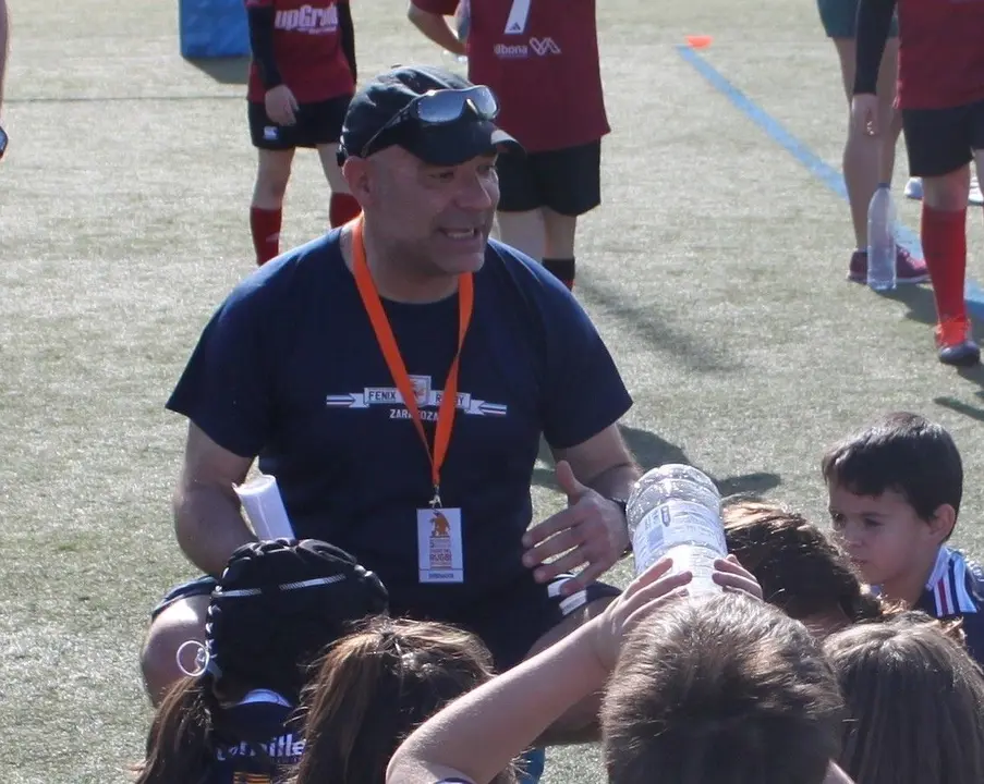 Carmelo, dirigiendo a los chicos. Foto: Rugby F&eacute;nix