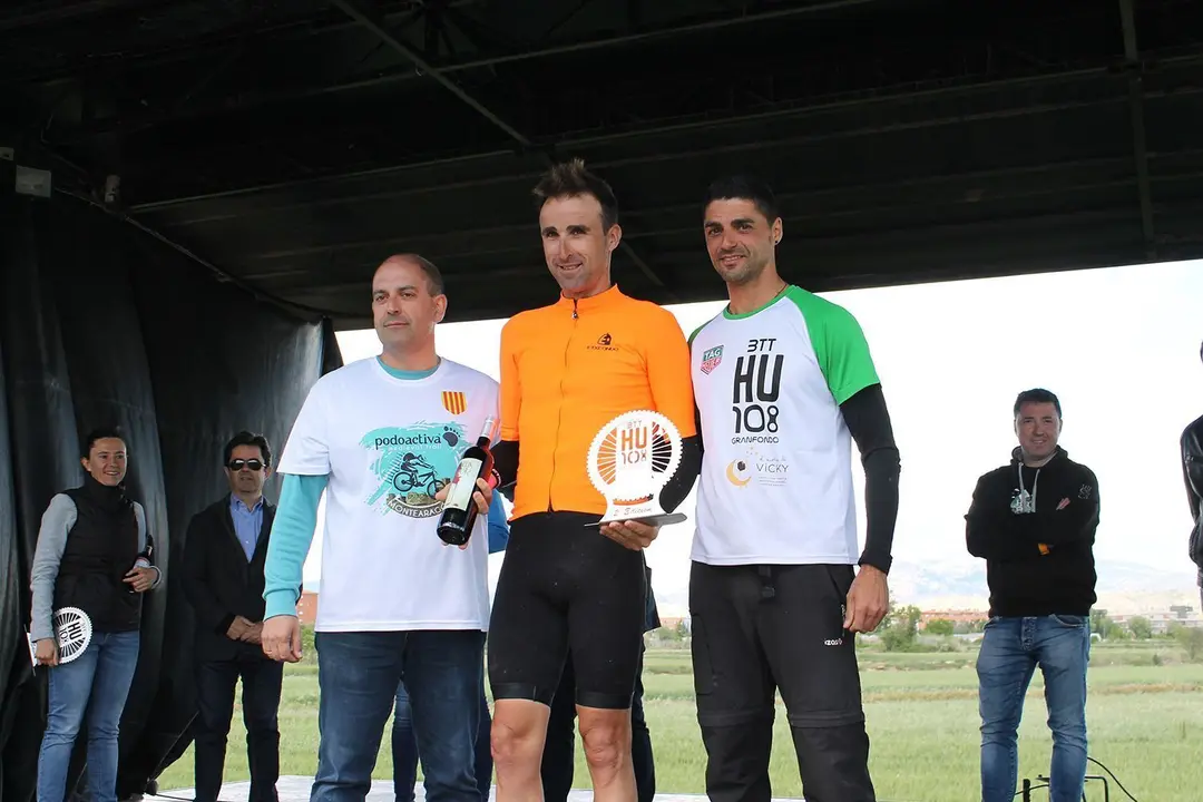 Haimar Zubeldia recoge el trofeo como ganador de la II HU-108 BTT
