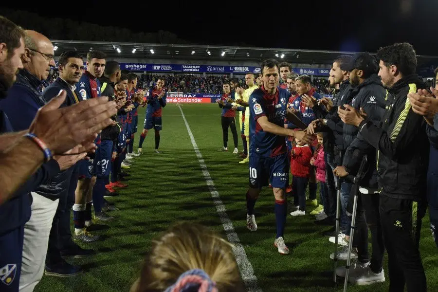 Camacho saluda a los compa&ntilde;eros de esta temporada en Primera Divisi&oacute;n. Foto: LaLIga Santander