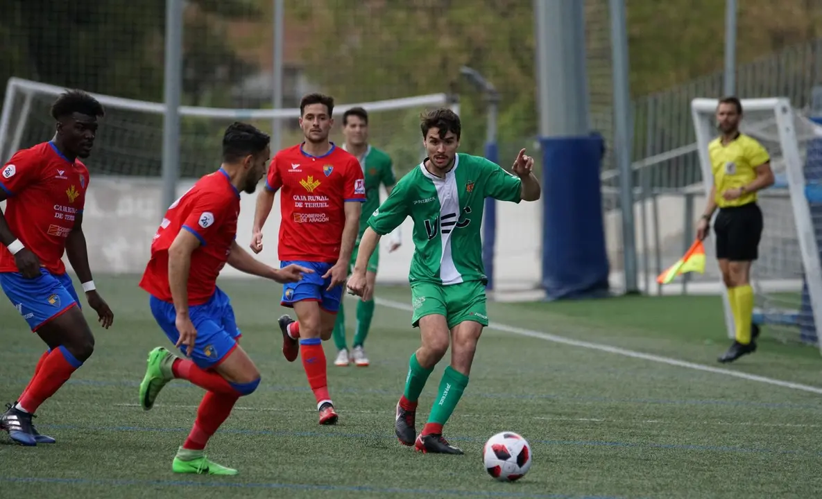En la imagen jugadores de la UE Cornell&agrave; y del CD Teruel se disputan el bal&oacute;n. | Foto: Jos&eacute; Ra&uacute;l Gonz&aacute;lez @ue_coornella