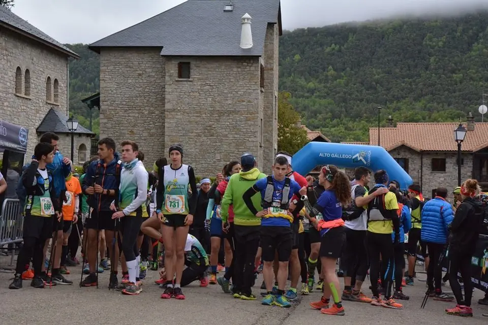 Concentraci&oacute;n y buen ambiente en Gav&iacute;n antes del inicio de una de las carreras. Foto: Crestas del Infierno
