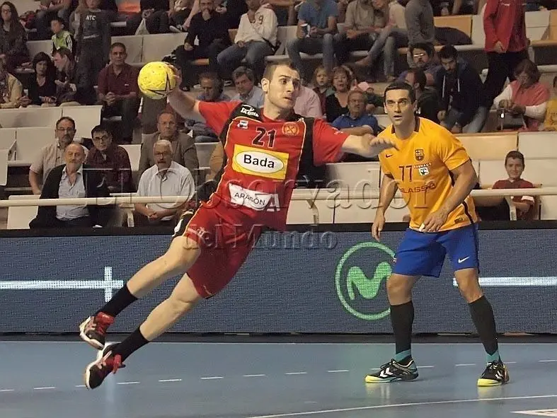 Oier, en una imagen del partido contra el Bar&ccedil;a de la pasada campa&ntilde;a en el Palacio con Lazarov al fondo. Foto: C.Pascual 