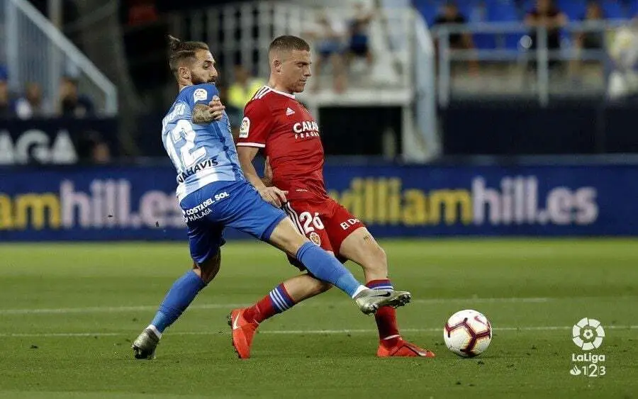 Biel conduce el bal&oacute;n en La Rosaleda en su etapa como jugador zaragocista. Foto: La Liga 123