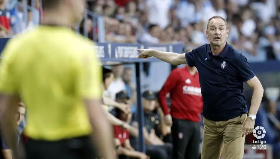 V&iacute;ctor Fern&aacute;ndez da instrucciones a los suyos durante el partido | Foto: LFP