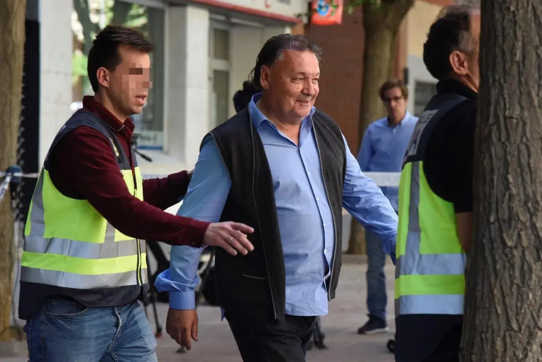 Agust&iacute;n Lasaosa, detenido y acompa&ntilde;ado por la Polic&iacute;a Judicial en el registro de su despacho en las oficinas de la SD Huesca en mayo de 2019 | Foto: COPE