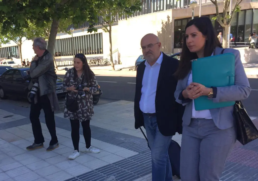 El Dr. Juan Carlos Galindo a su salida de los Juzgados | Foto: SPORTARAGON