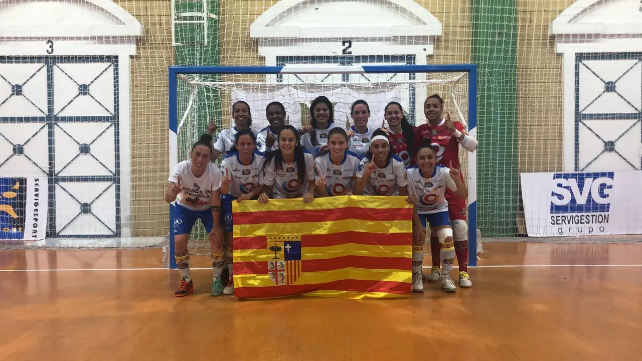 El equipo celebra la permanencia. Foto: Sala Zaragoza