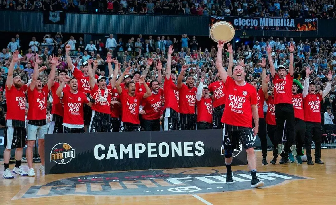 Javi Salgado levanta el trofeo de campe&oacute;n de la Final Four 2019 en LEB Oro | Foto: FEB