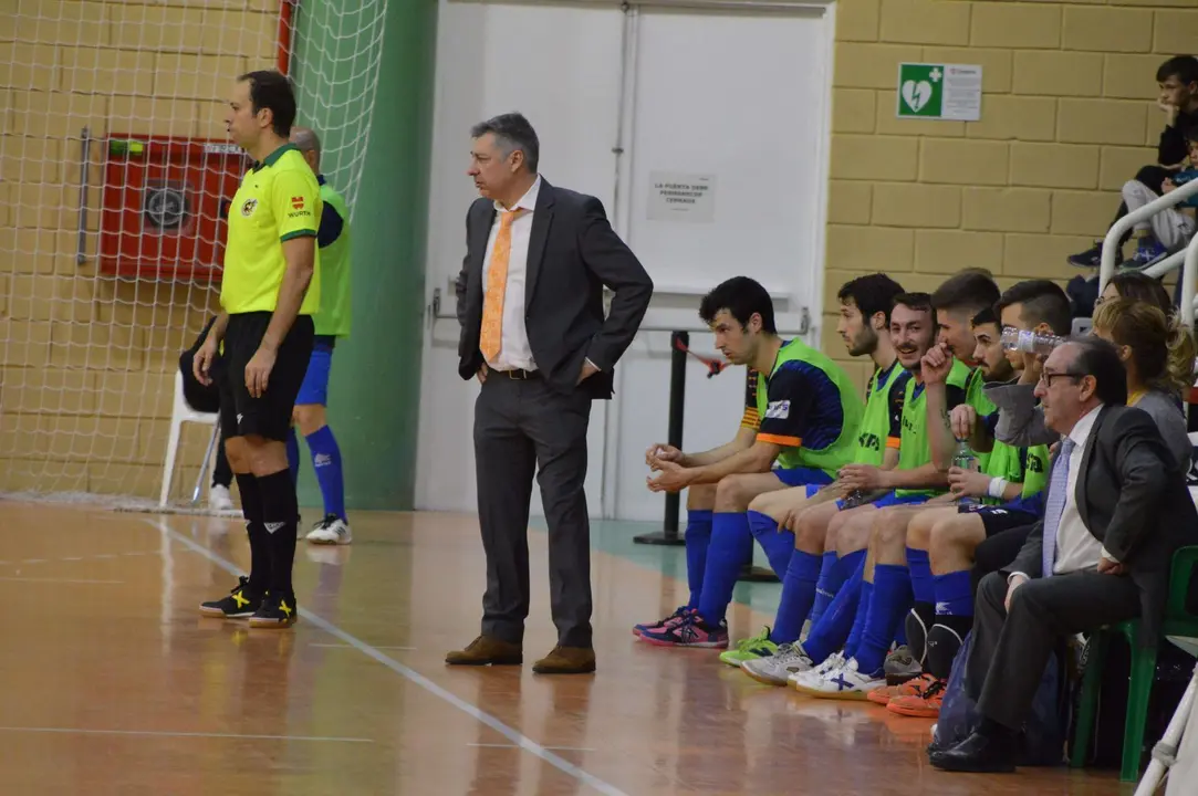 Alfonso Rodr&iacute;guez da indicaciones desde el banquillo. Foto: Pedro Luis Serrano