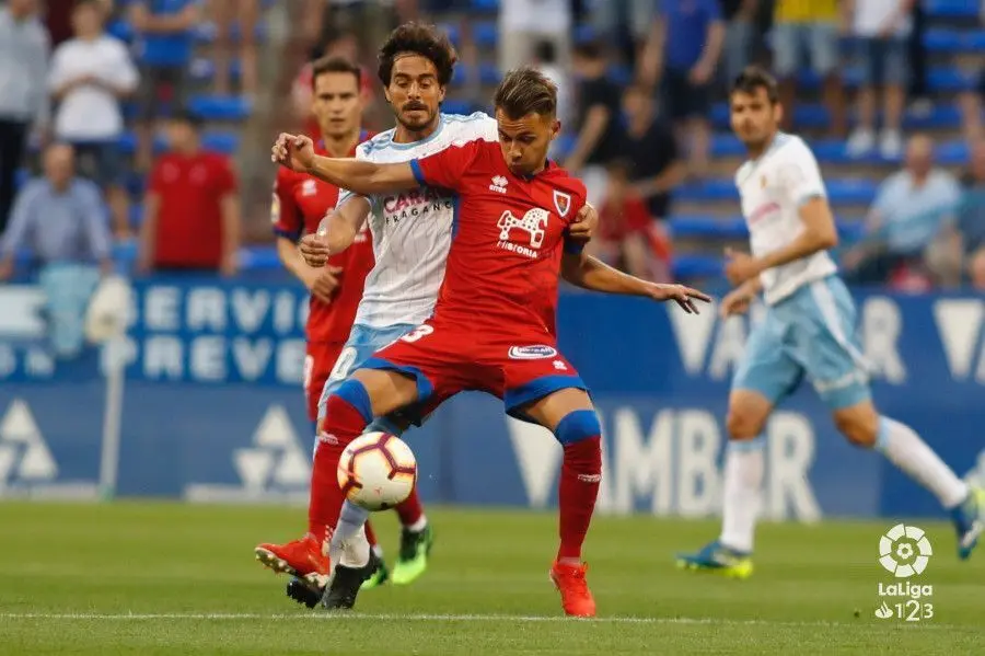 Javi Ros pelea por el bal&oacute;n ante el Numancia. Foto: La Liga 123