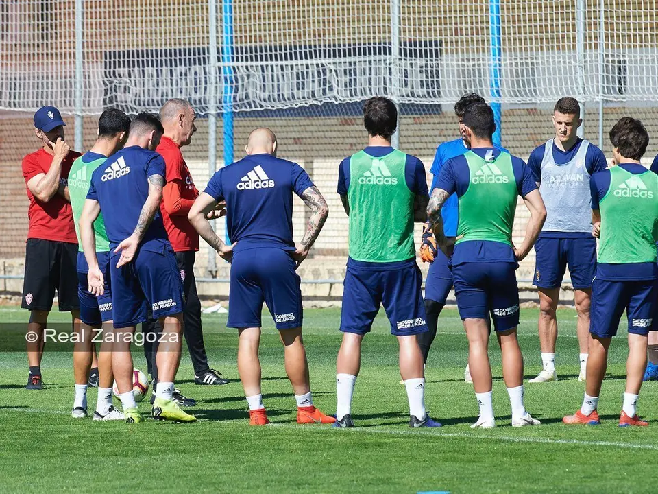 Los jugadores del Real Zaragoza en una sesi&oacute;n de entrenamiento. Foto | Real Zaragoza