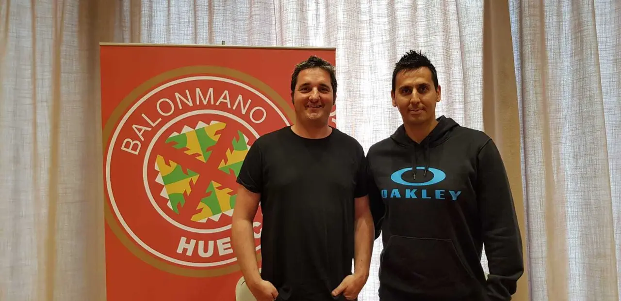 Dani Ib&aacute;&ntilde;ez y Gerard Espigol, en la presentaci&oacute;n de este como entrenador del equipo de Primera Nacional. Foto: BM Huesca