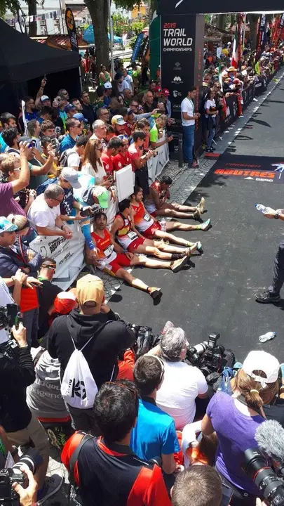 Luis Alberto Hernando, el primero de la izquierda, tras cruzar la meta del mundial celebrado en Portugal, Foto: Twitter Rfea