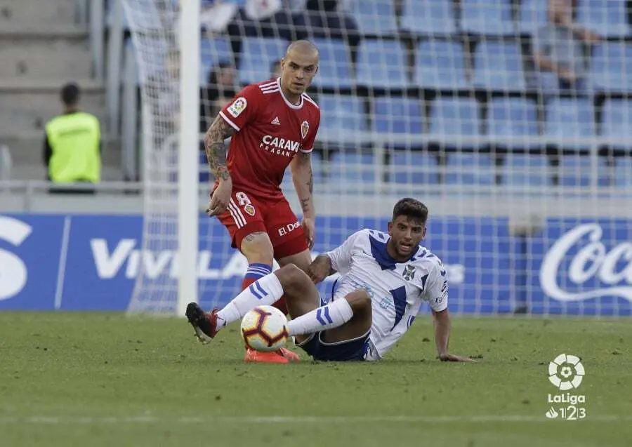 Pombo intenta hacerse con el bal&oacute;n ante el Tenerife. Foto: Liga 123
