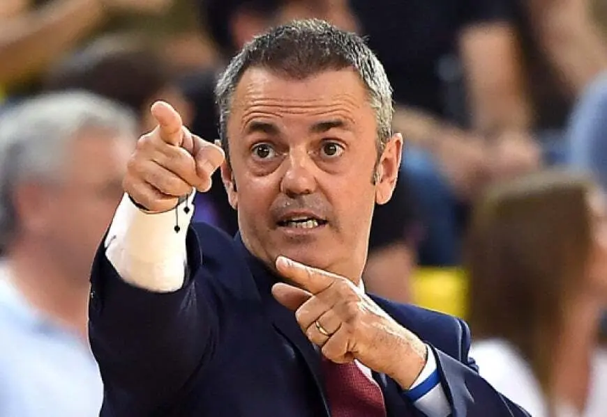 Fisac da instrucciones. Foto: Basket Zaragoza/ACB