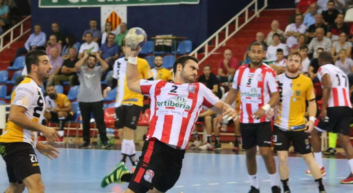 Imagen de Iv&aacute;n Montoya finalizando una jugada. Fuente: Club Balonmano Puerto Sagunto