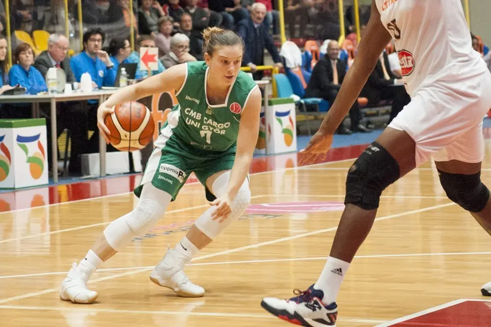 Zs&oacute;fia Simon con su anterior equipo, Foto: @STCBaloncesto