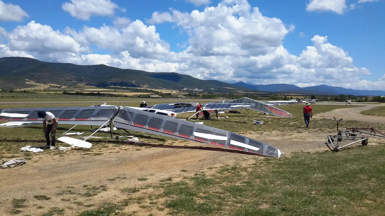 Actividad en el aer&oacute;dromo de Santa Cilia. Foto: Cedida