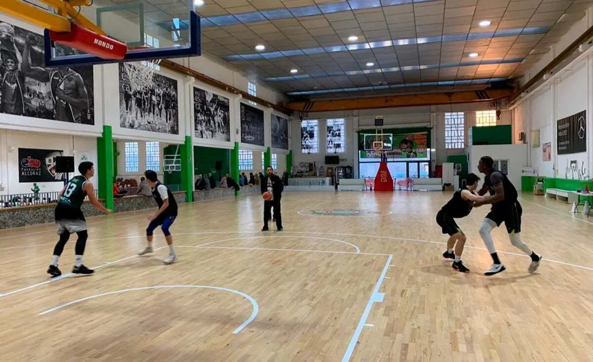 Jugadores dentro de una pr&aacute;ctica en un campus organizado por CB Pe&ntilde;as | Foto: CBPHuesca