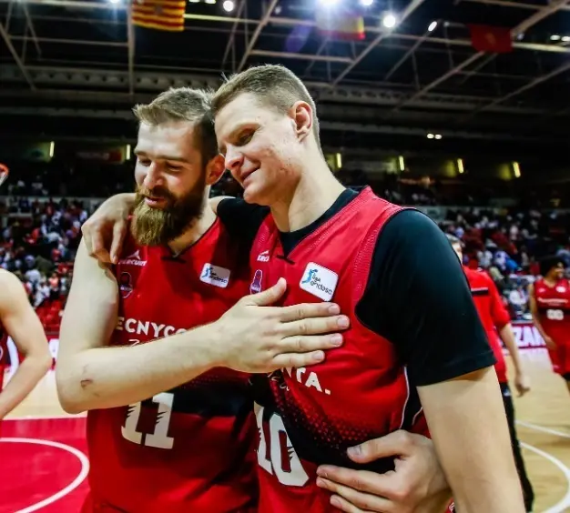 Radovic y Seibutis se abrazan tras el &uacute;ltimo partido de Play Off ante el Barcelona. Foto: Esther Casas/ Basket Zaragoza