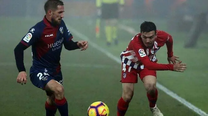 Joaqu&iacute;n Mu&ntilde;oz junto a Miram&oacute;n en su debut en Primera Divisi&oacute;n. | Foto: @Atleti