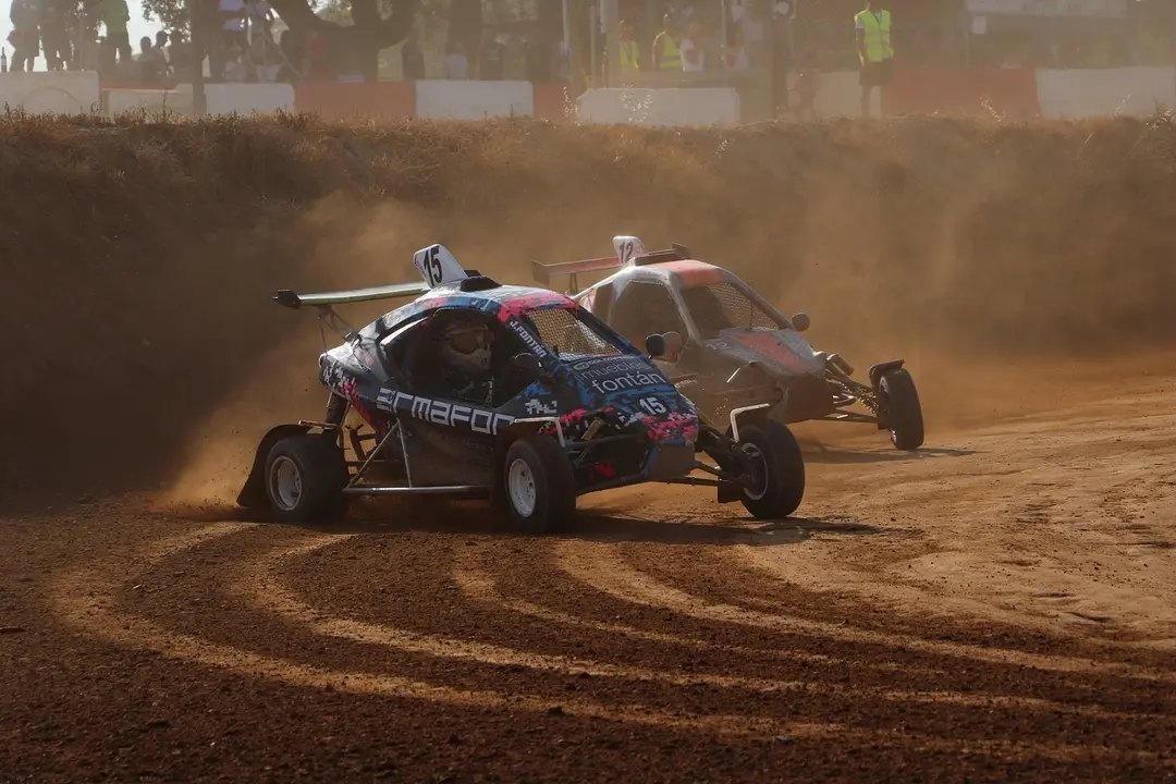 Imagen de la prueba de Car Cross disputada en Espl&uacute;s que siempre deja im&aacute;genes espectaculares. Foto: Fada
