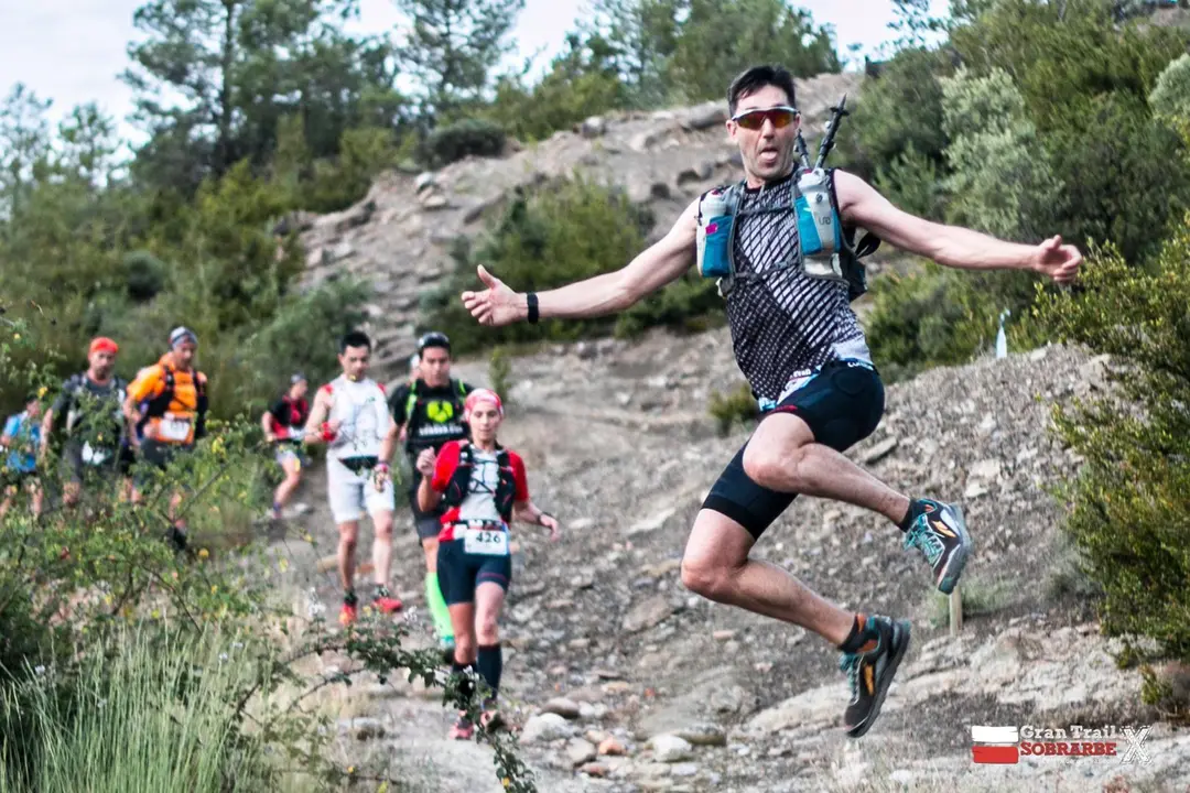 La dureza del recorrido del Gran Trail Sobrarbe tambi&eacute;n deja escenas de alegr&iacute;a, como en la imagen. Foto: GT Sobrarbe