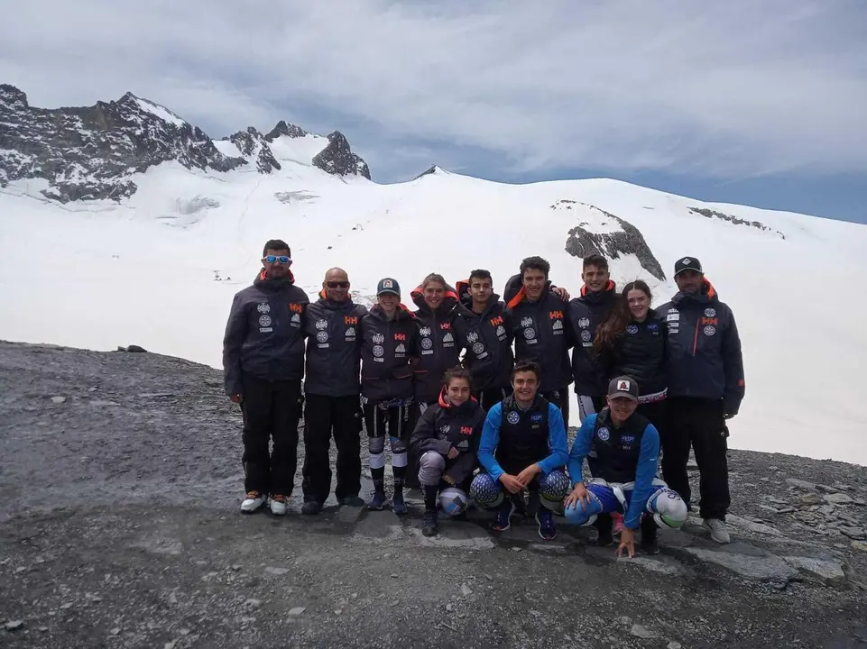 Esquiadores y entrenadores del Cetdi, en Les Deux Alpes, primera concentraci&oacute;n sobre nieve de la pretemp&ograve;rada. Foto: Cetdi Arag&oacute;n