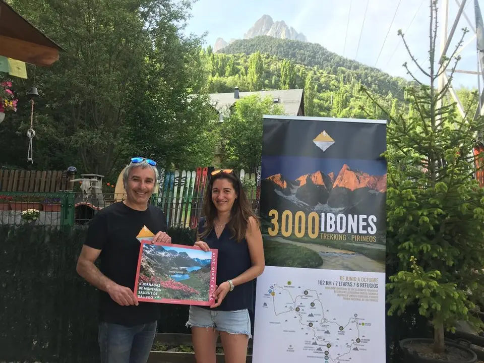 C&eacute;sar Gorgol y Sandra Lecina, de la Asociaci&oacute;n Tur&iacute;stica Valle de Tena, con un cartel e promoci&oacute;n del trekking de los ibones. Foto: ATVT