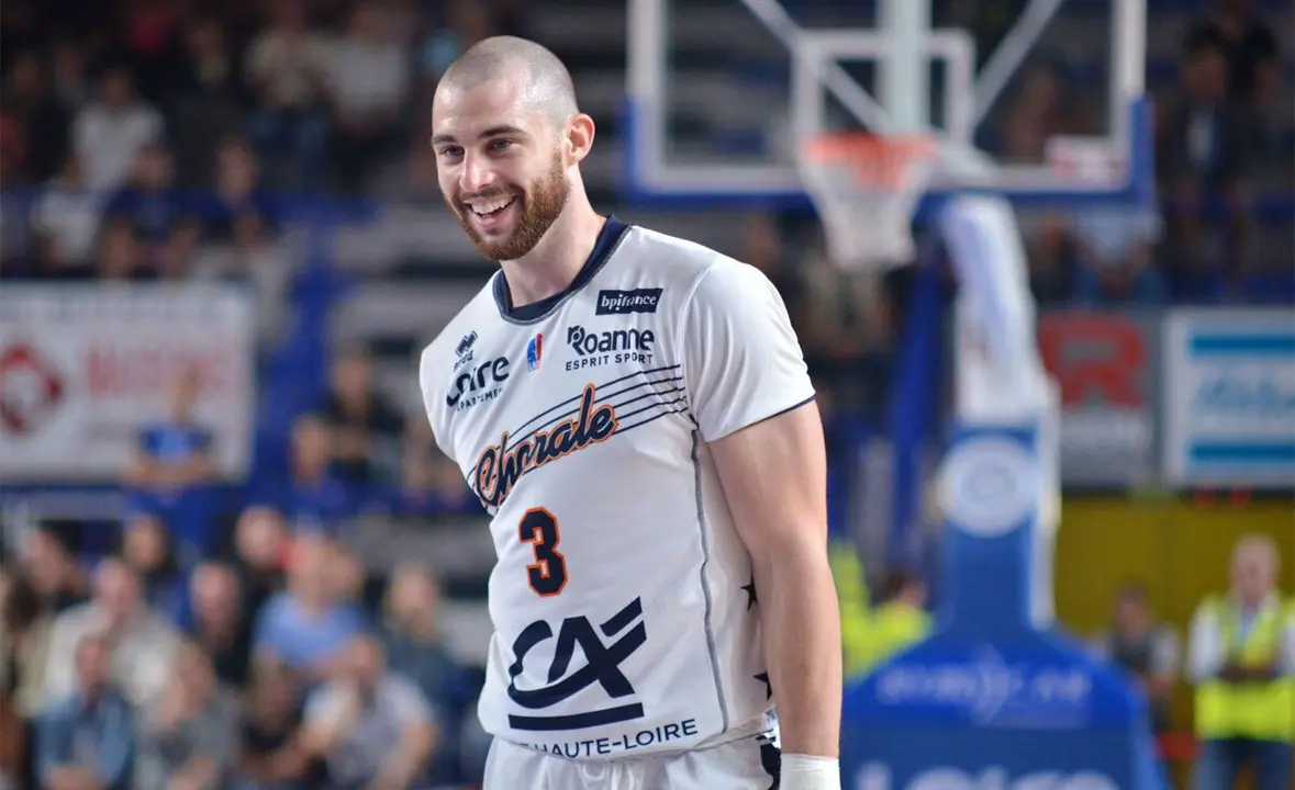 Matt Carlino con su &uacute;ltimo servicio siendo jugador en el Chorale franc&eacute;s | Foto: bebasket.fr