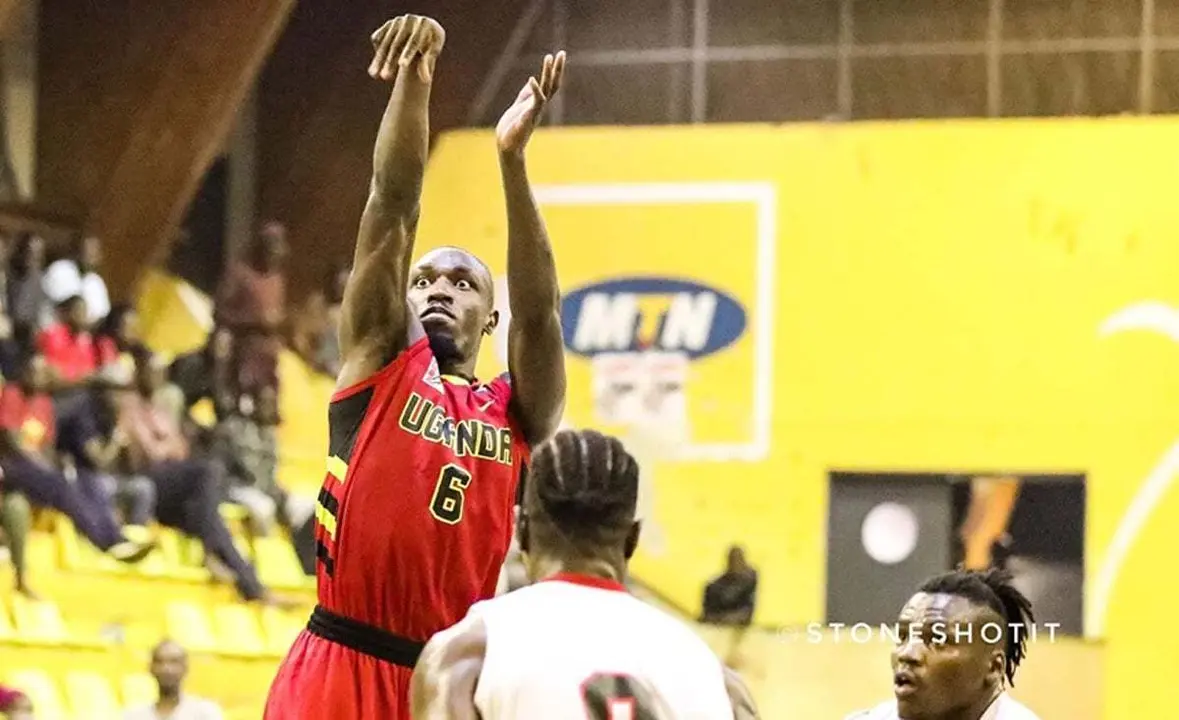 Robinson Opong lanza a canasta en un partido de este verano con Uganda | Foto: Stoneshotit