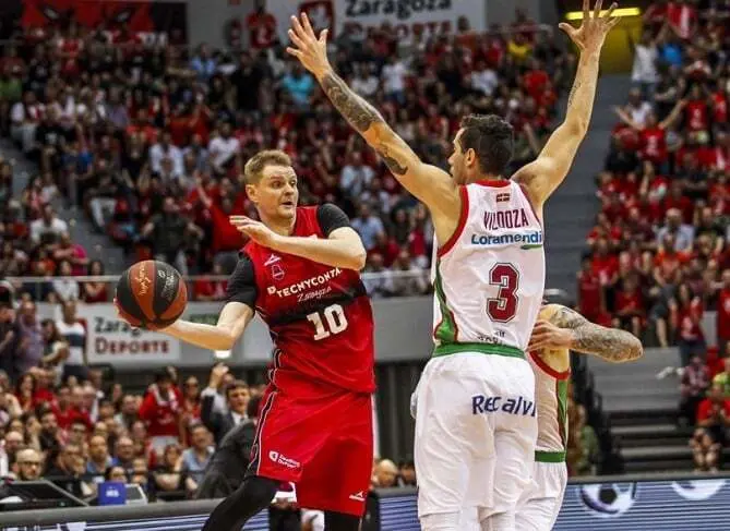 Renaldas Seibutis, en el Play Off ante Baskonia. Foto: Esther Casas/Basket Zaragoza