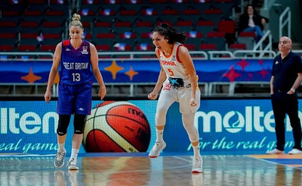 Cristina Ouvi&ntilde;a celebra con rabia y fuerza su triplazo conseguido. Foto: FIBA
