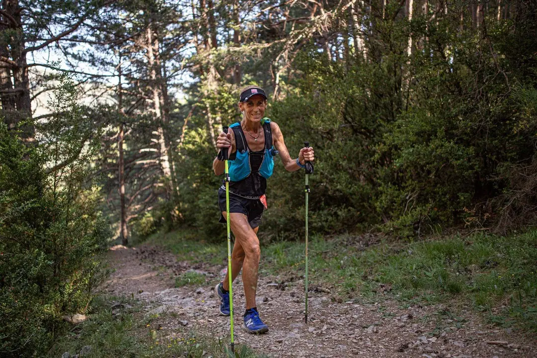 N&uacute;ria Sierra avanza con paso firme hacia la meta del Gran Trail Sobrarbe. Foto: John Ortiz