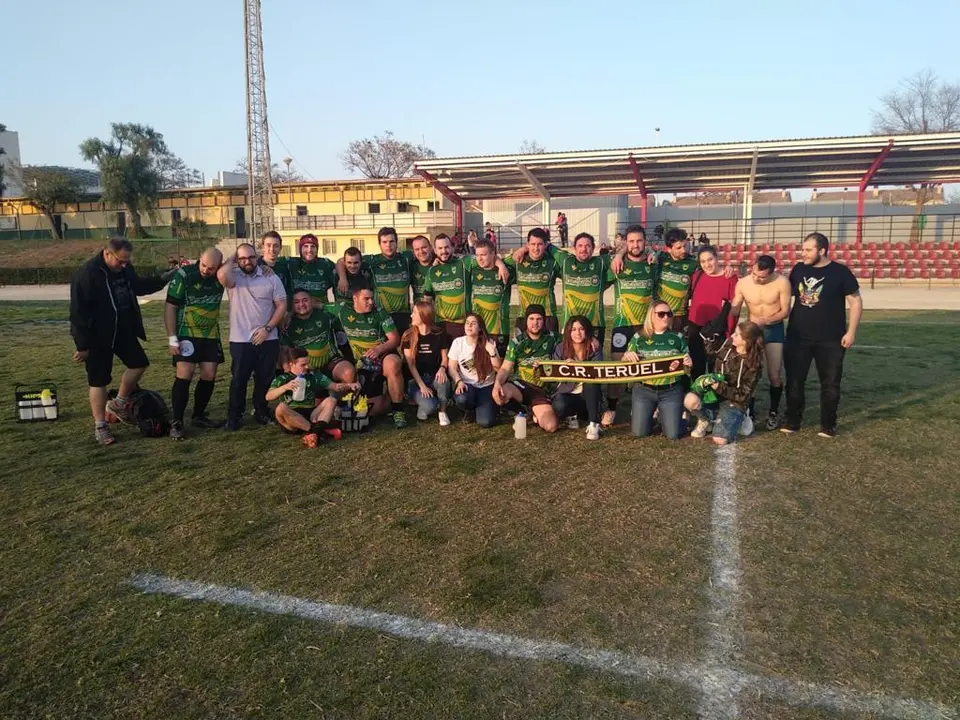 El equipo senior del Club Rugby Teruel posa en una foto de familia tras un partido. | Foto: Club Rugby Teruel