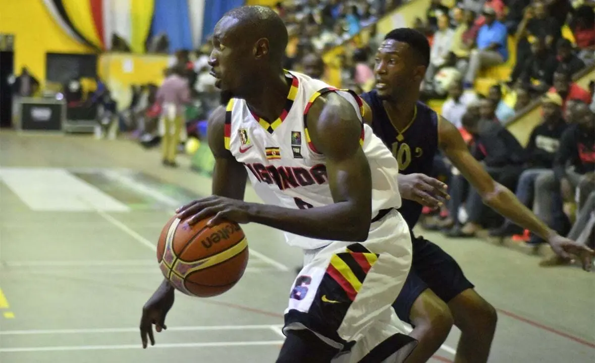 Robinson Opong en una acci&oacute;n con su selecci&oacute;n, Uganda | Foto: FUBA Uganda