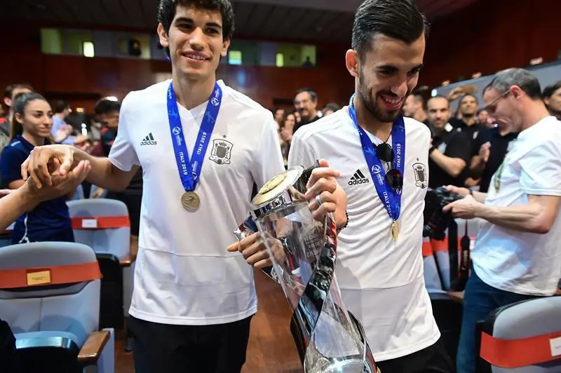 Los jugadores de la selecci&oacute;n espa&ntilde;ola de f&uacute;tbol sub-21 Jes&uacute;s Vallejo (i) y Dani Ceballos (d) a su llegada este lunes a la Ciudad del F&uacute;tbol de Las Rozas donde el combinado espa&ntilde;ol ha recibido un homenaje tras proclamarse ayer campe&oacute;n de Europa al vencer a Alemania en el campeonato de Europa que se ha disputado en Italia. EFE/Fernando Villar