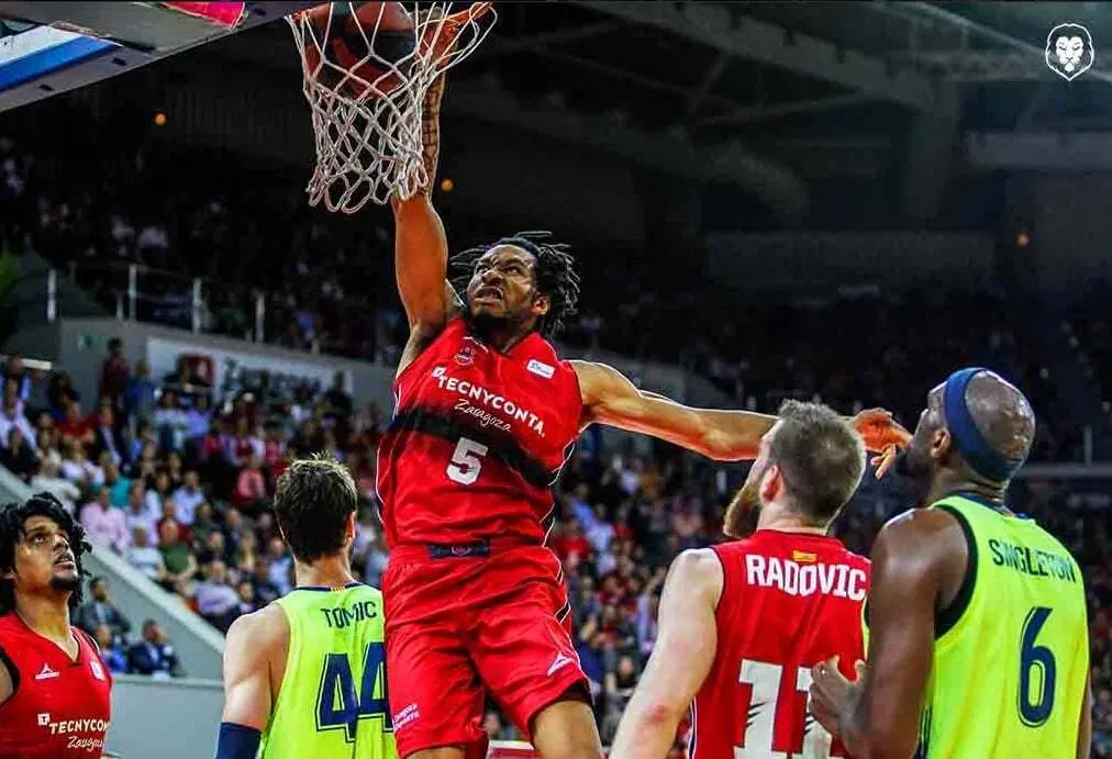 Stan Okoye, en el Play Off ante el Barcelona. Foto: Esther Casas/Basket Zaragoza
