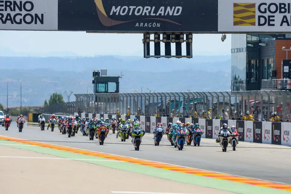 Salida de la carrera de Moto3 en el FIM CEV, el a&ntilde;o pasado en MotorLand. Foto: Agency Sport Media