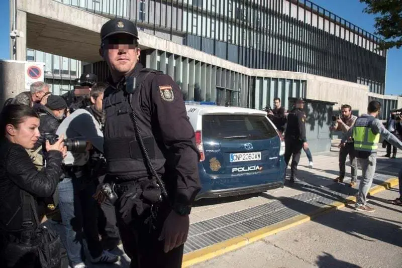 Los detenidos por la Oikos llegar&aacute;n al juzgado de Huesca escoltados por veh&iacute;culos policiales | Foto: EFE