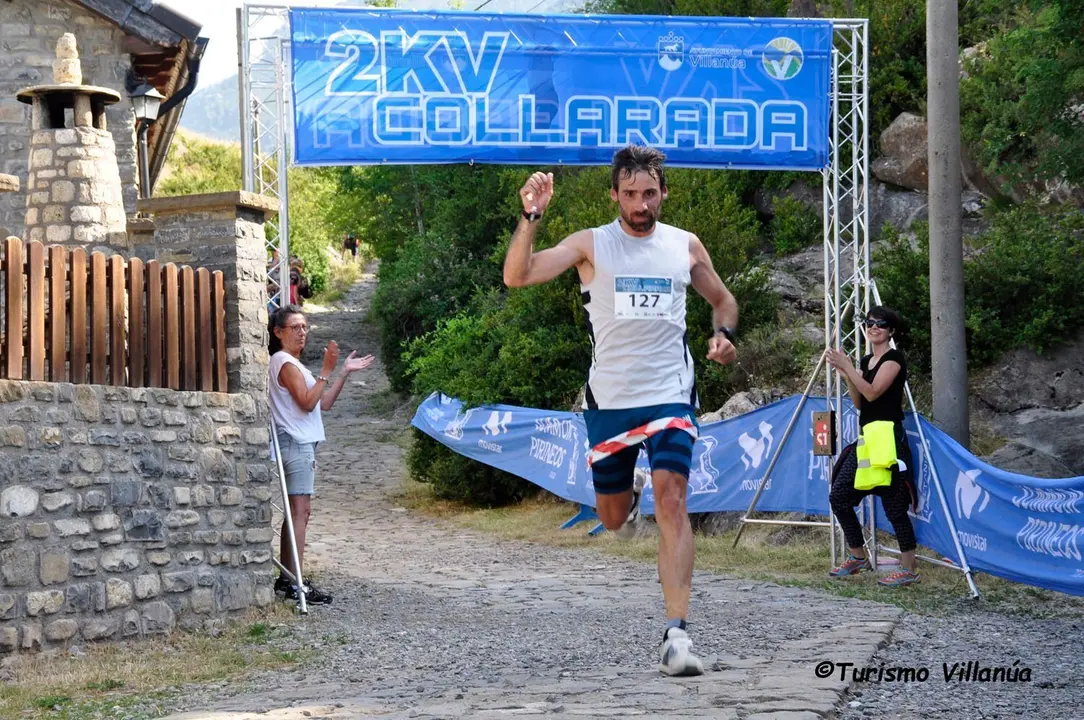 Hernando, en la imagen, entra en meta para ganar una edici&oacute;n de la 2KV Villan&uacute;a. Foto: Turismo Villan&uacute;a