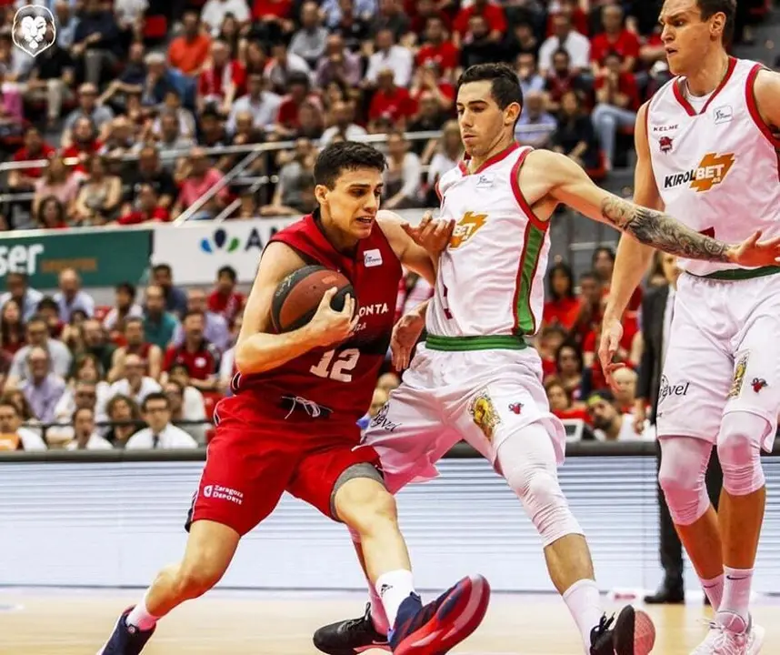 Aloc&eacute;n, en el play off ante Baskonia. Foto: Esther Casas/Tecnyconta Zaragoza