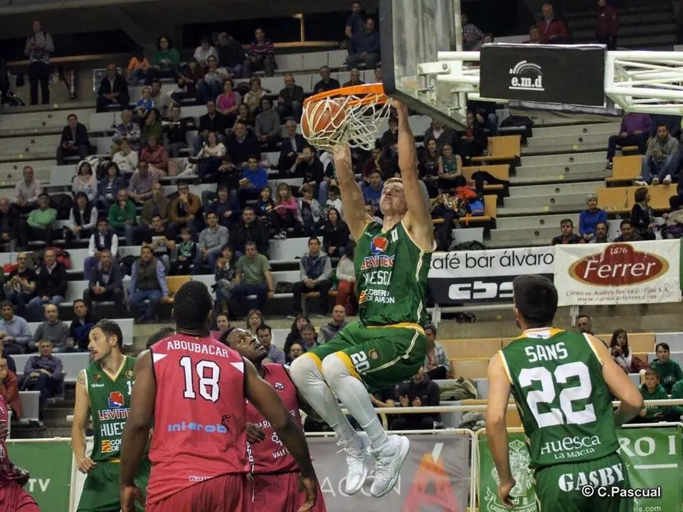 Nurger machaca el aro de Valladolid con Sans y Gjuroski de testigos. Foto: C.Pascual