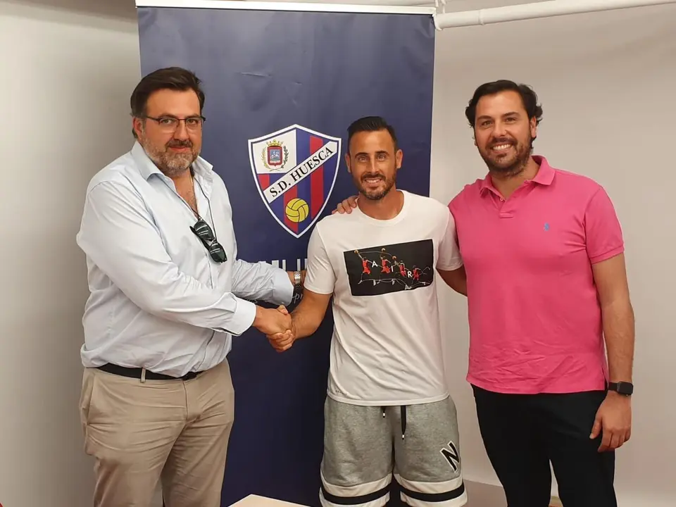 Pedro L&oacute;pez junto a Manuel Torres (Consejero Delegado / Izquierda) y Rub&eacute;n Garc&iacute;a (Director Deportivo / Derecha) | Foto: SD Huesca
