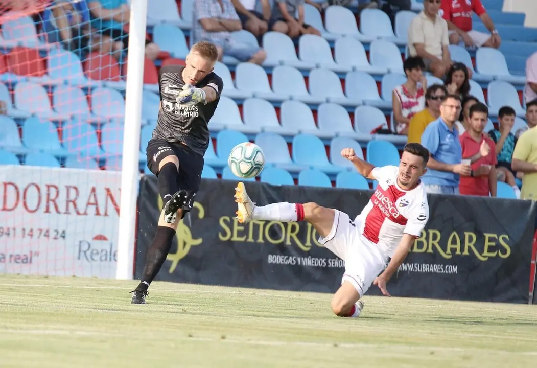 Joaqu&iacute;n Mu&ntilde;oz presiona al meta del Calahorra en un amistoso  Foto: Cedida