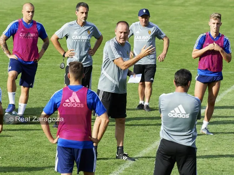 V&iacute;ctor Fern&aacute;ndez dirige una sesi&oacute;n de entrenamiento. Foto: Real Zaragoza